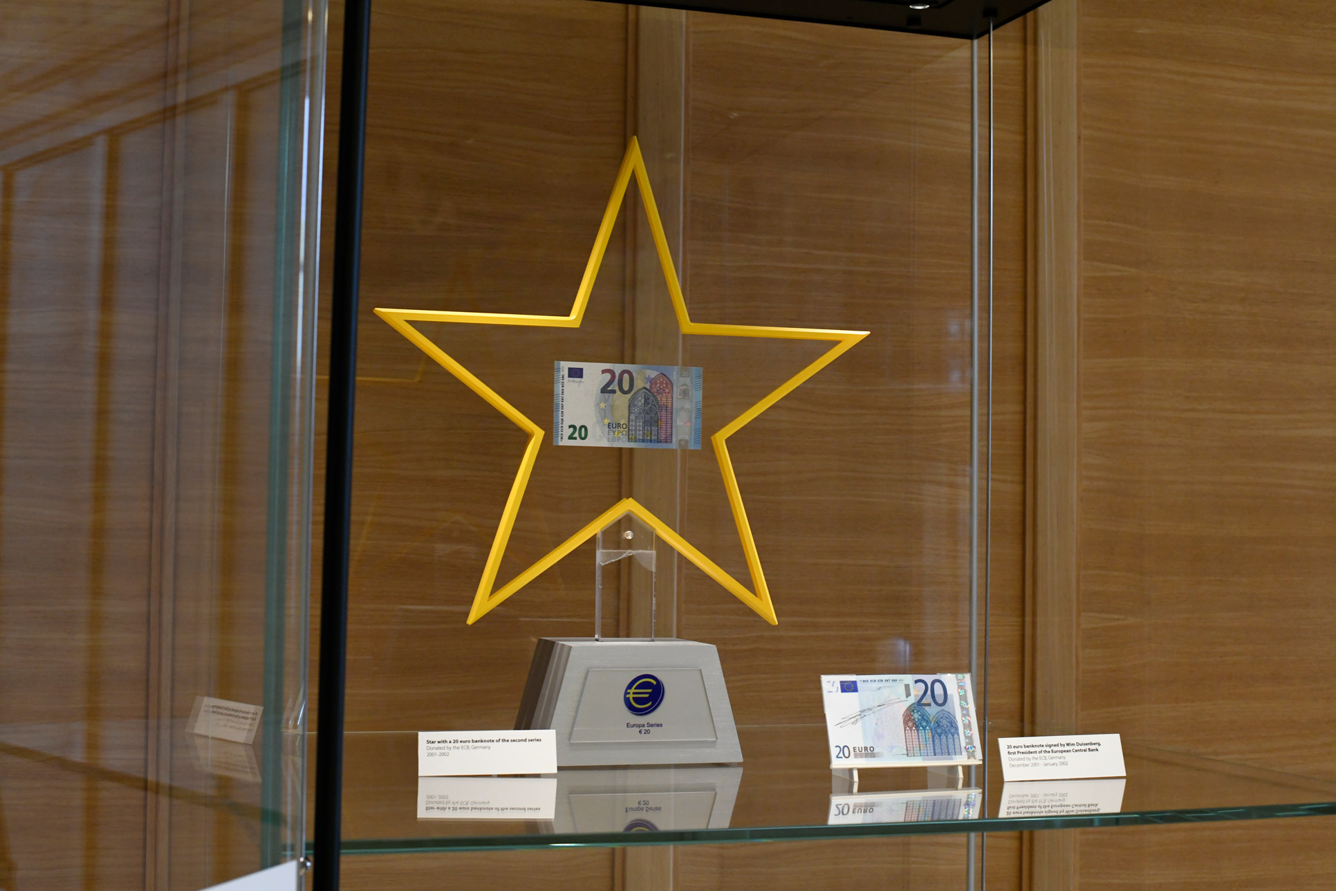 Star with a 20euro banknote of the second series